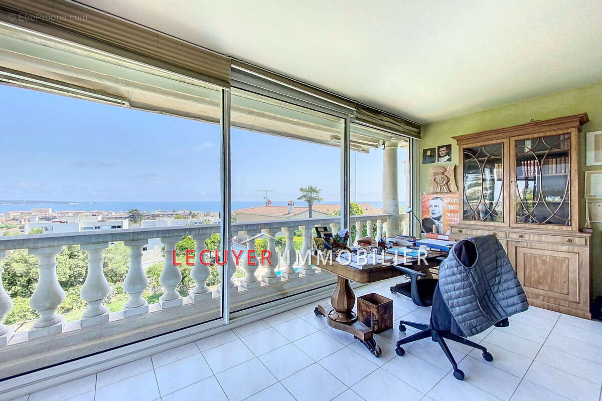 Appartement à VALLAURIS