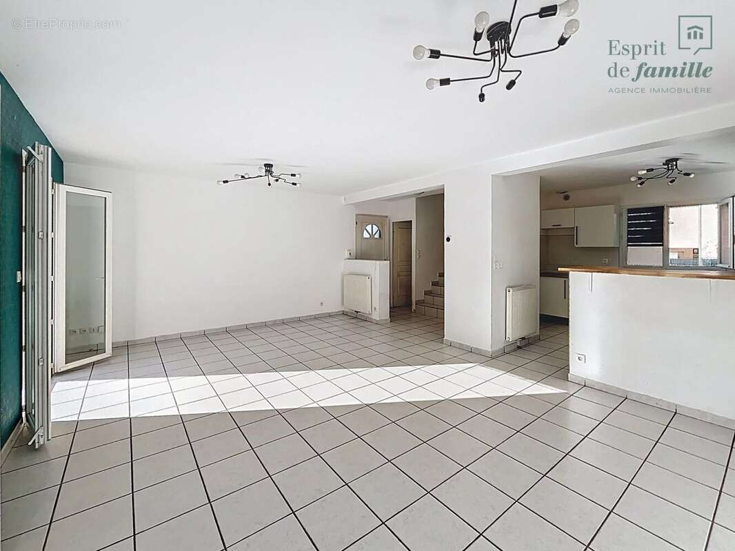 MEYZIEU, Au calme, agréable maison familiale de 105 m², - photo 4