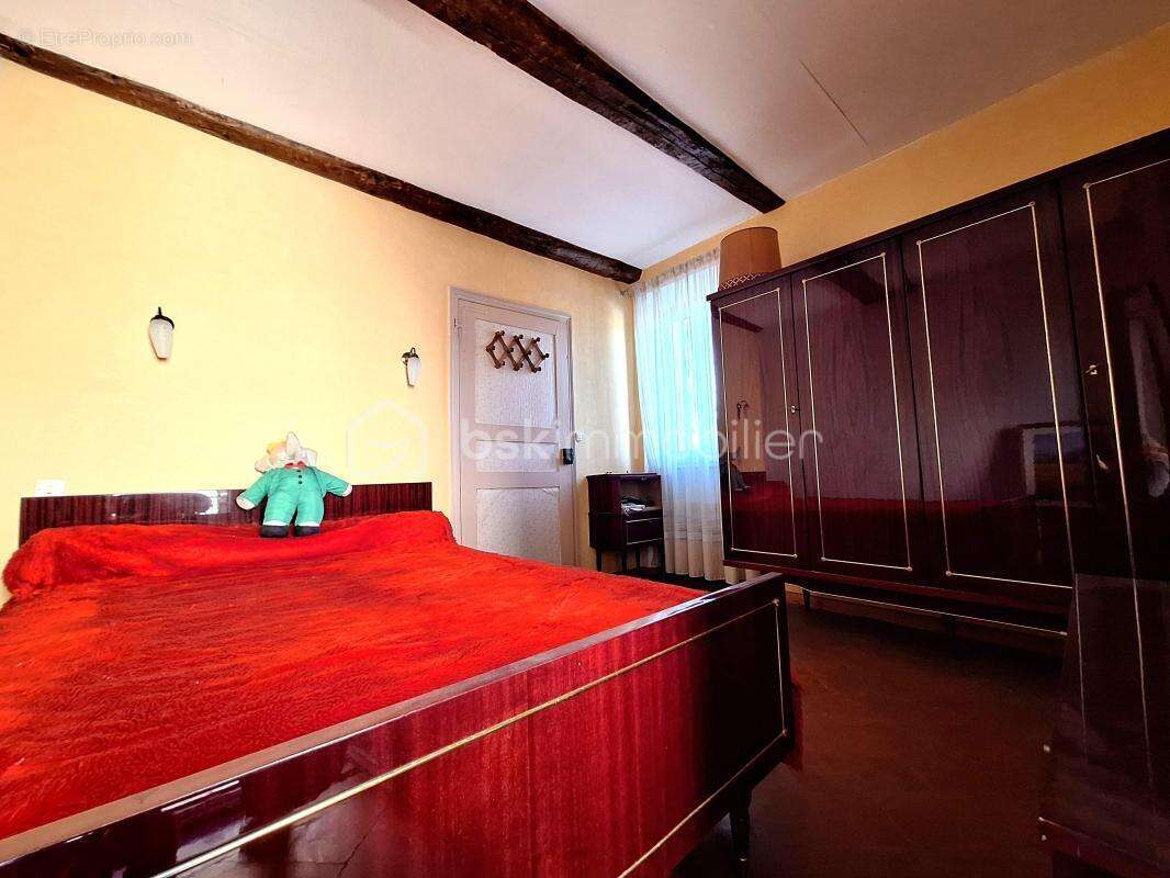 Maison de village - fort potentiel - 88 m2 - 3 chambres - cellier - grenier amenageable - terrasse - photo 9