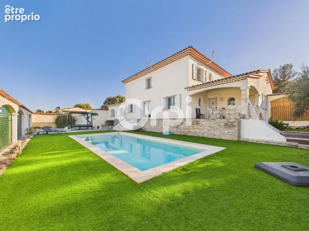 Villa 251 m² - 5 chambres - rénovée - au calme - photo 2