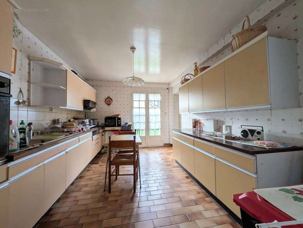 Maison à LES CLAYES-SOUS-BOIS