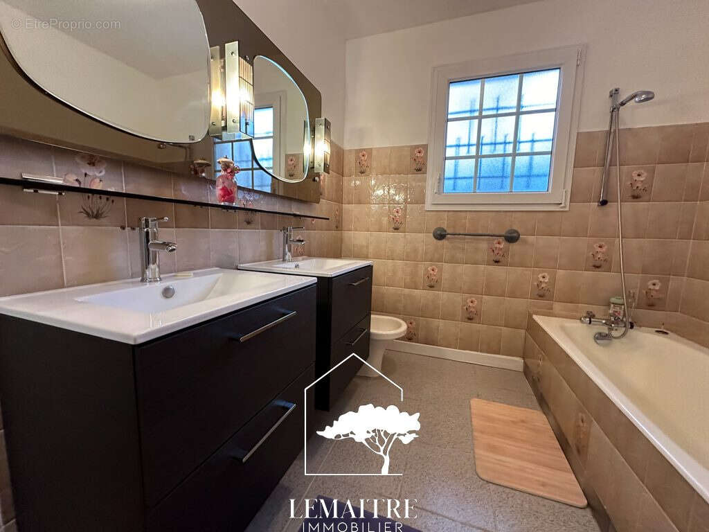 Maison à LES MATHES