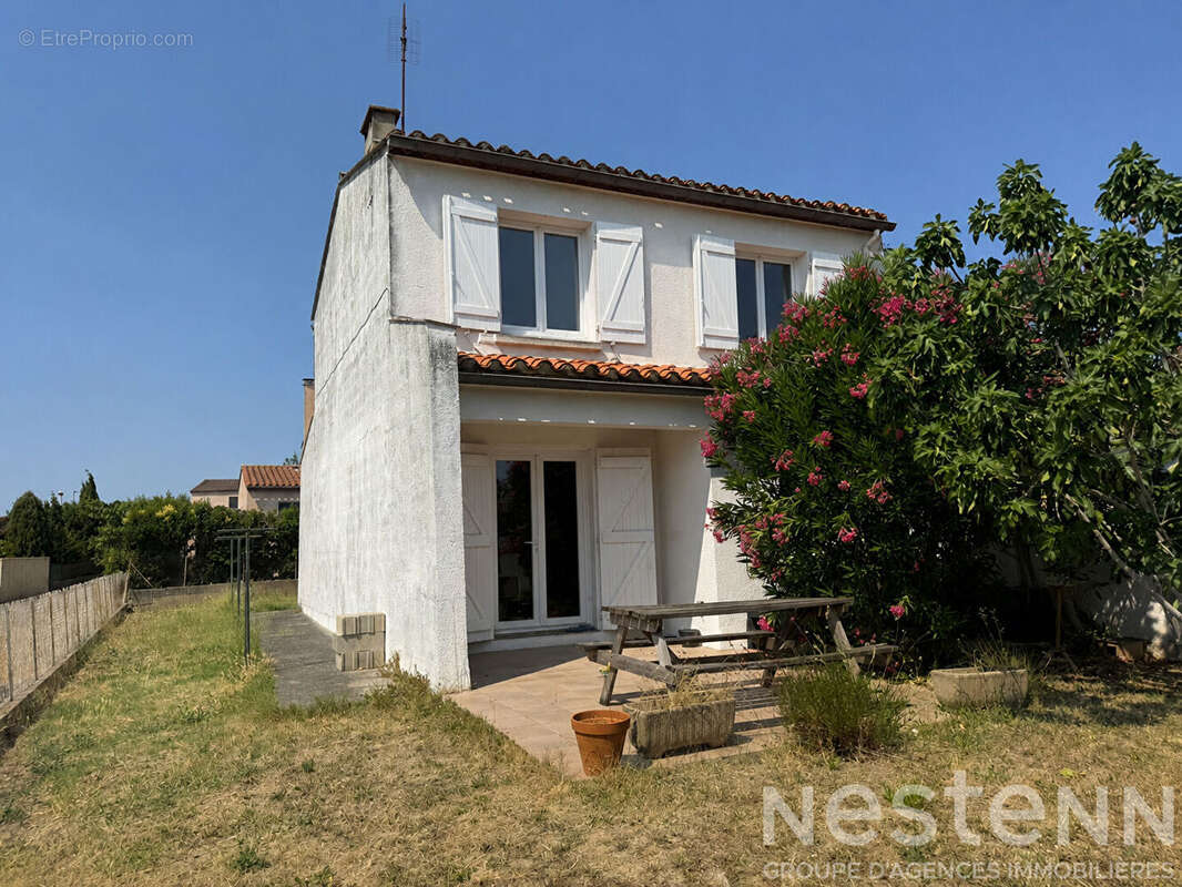 CARCASSONNE Maison trois faces entièrement rénovée avec garage terrasse et trois chambres proche commodités - photo 3