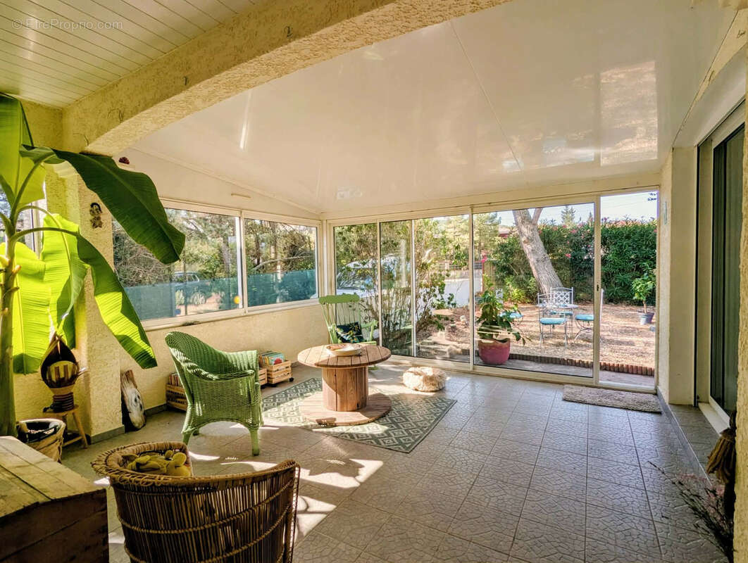 Villa plain-pied, piscine et terrain à potentiel - photo 10