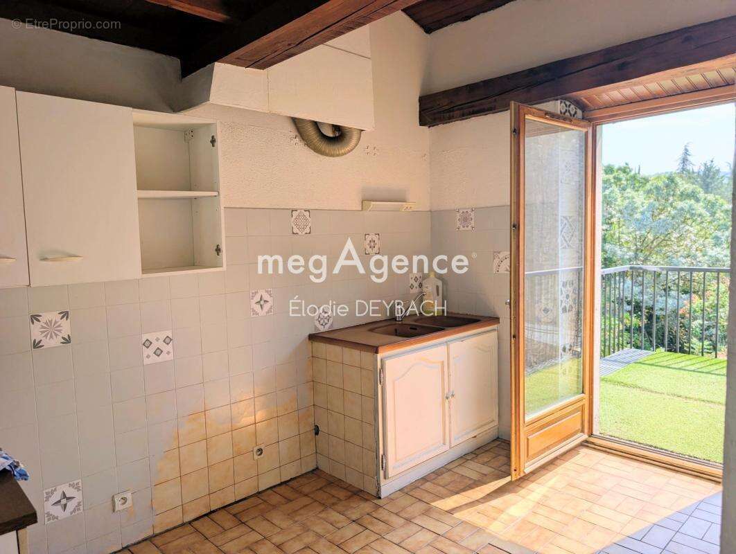 Maison avec extérieur et stationnement clos - photo 3
