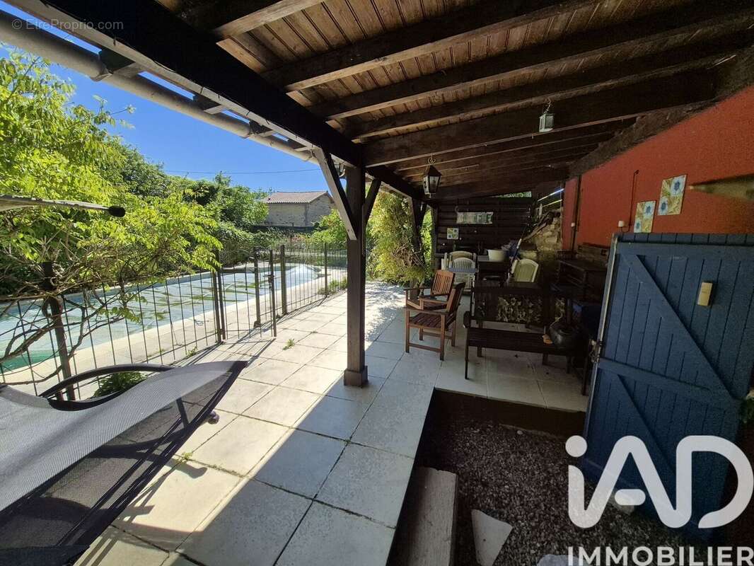 Maison 132 m² à Fontenille  - photo 4