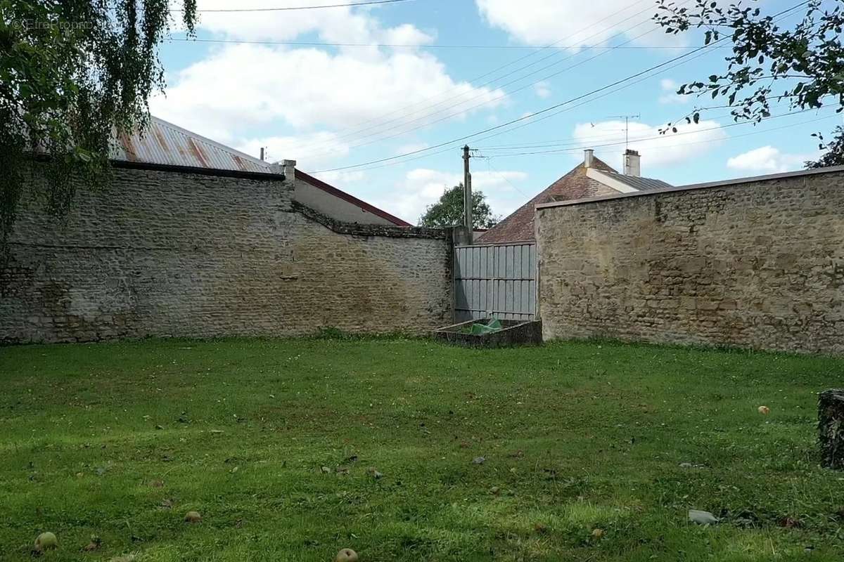 Maison à SAINT-PIERRE-SUR-DIVES