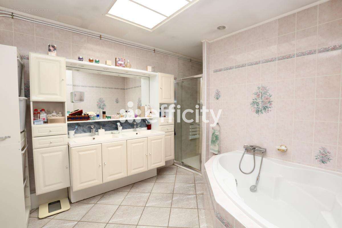 Maison 140 m² à Croix  - photo 10
