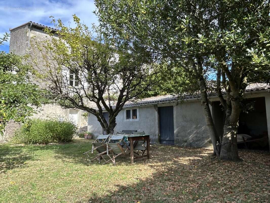 Elégante maison de ville de 3/4 chambres avec jardin de cour privé et petit verger. - photo 12