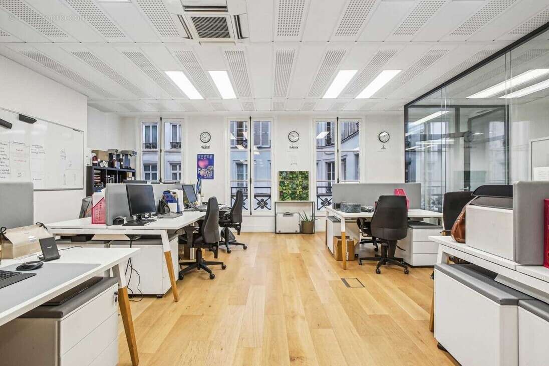 Commerce à PARIS-8E