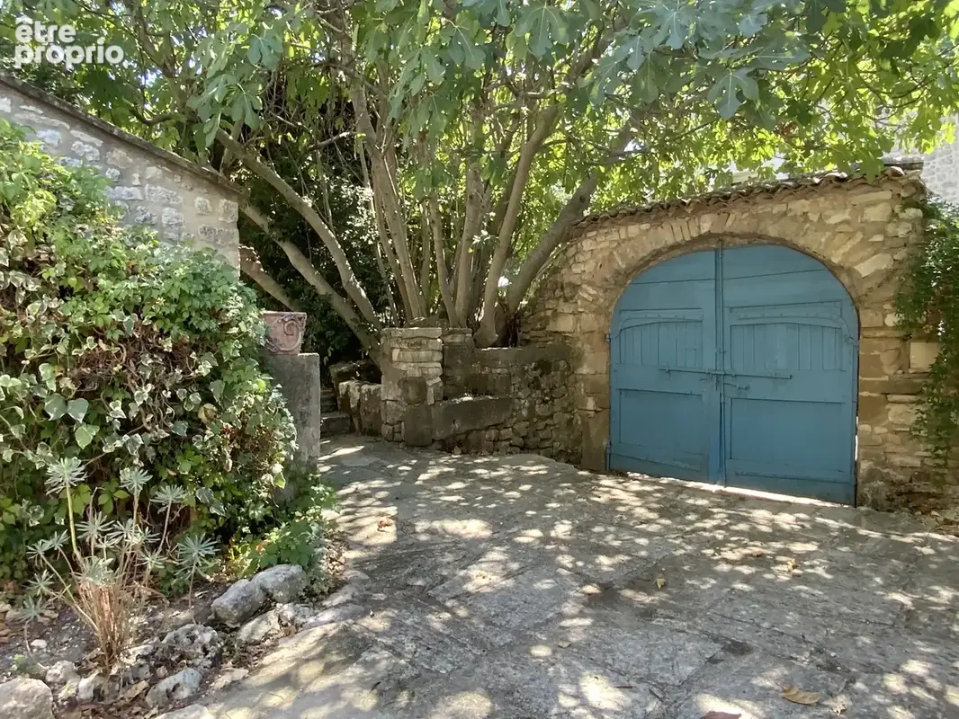 Charmante propriété en pierre offrant un cadre de vie rare au cœur d’un charmant village avec commerces. - photo 14