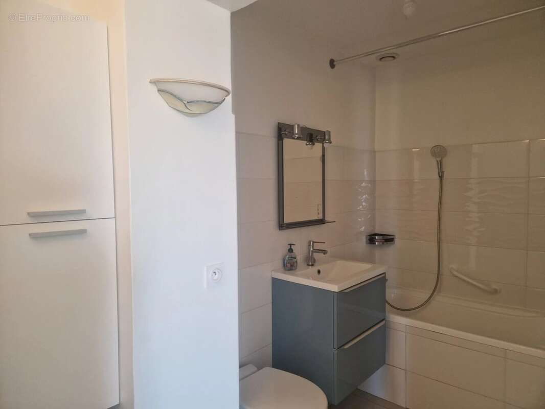 Spacieux T3 de 85 m2 en étage avec vue mer/collines. Parking - photo 4