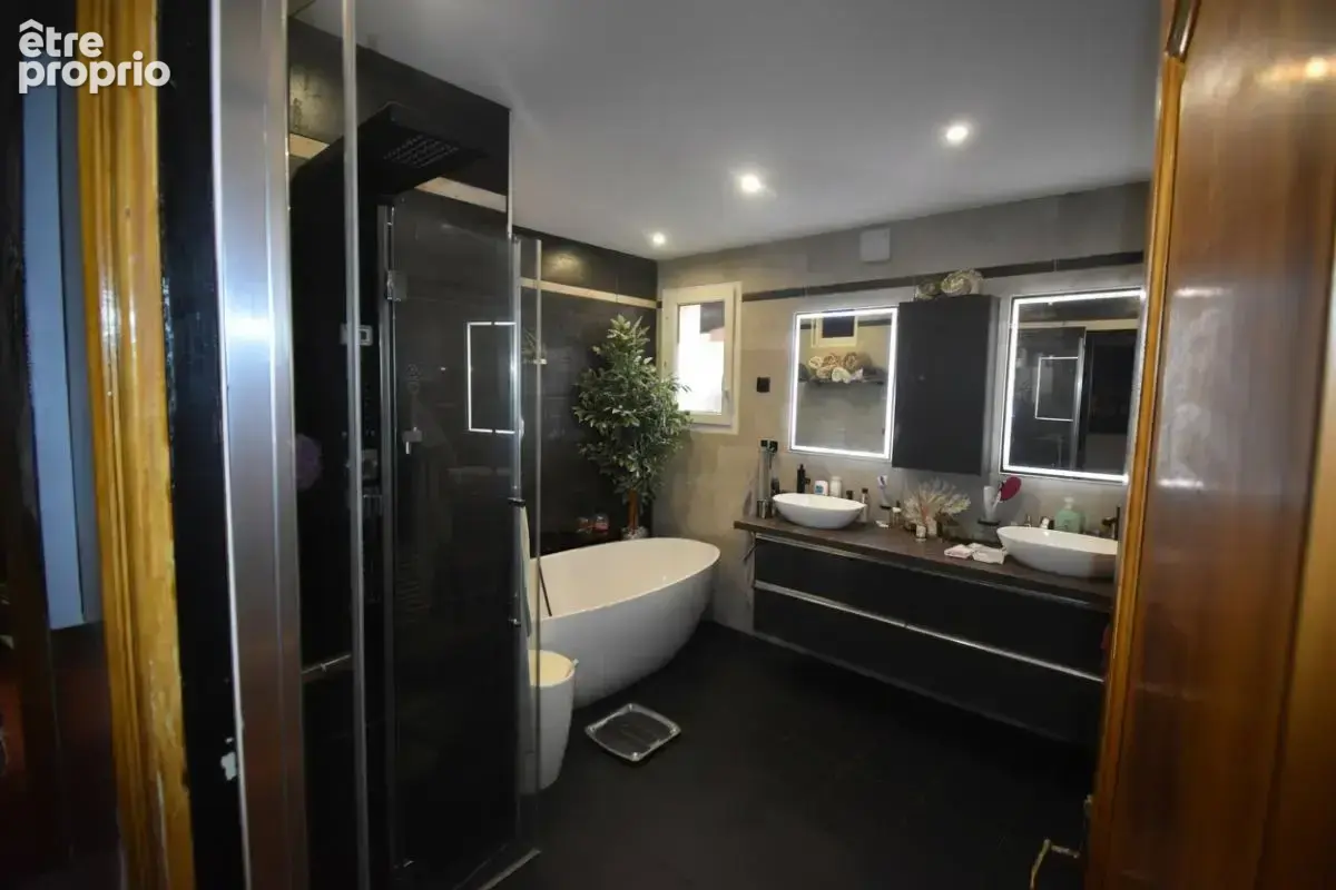 Villa 145 m² plain-pied, piscine  au sel, chauffée & pool house, 1 300 m² de terrain - photo 11