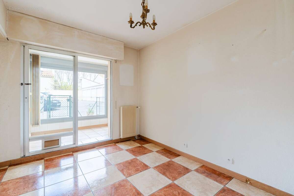 Chambre 2 (avec loggia) - Appartement à NARBONNE