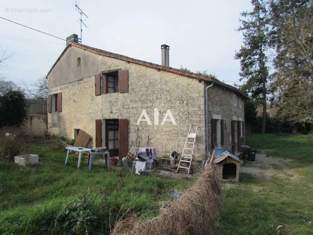 Maison à LES ADJOTS