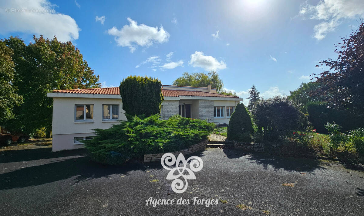 Maison à LE PUISET-DORE