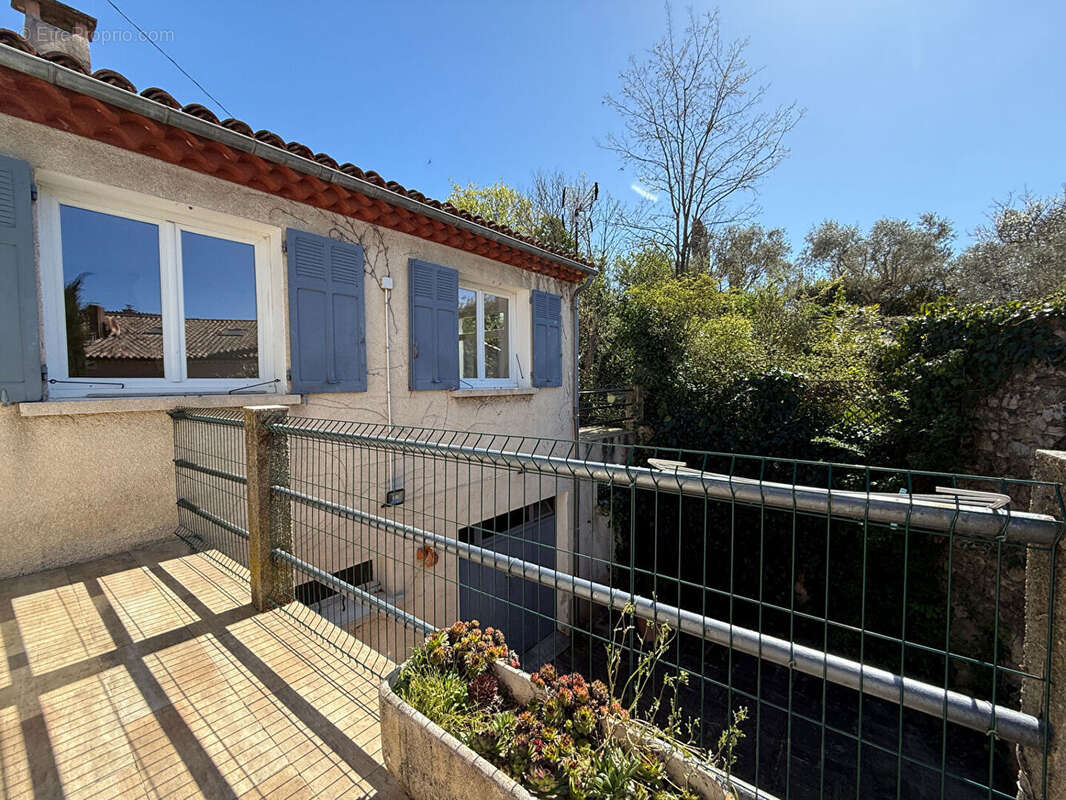 Maison à LA ROQUE-D'ANTHERON