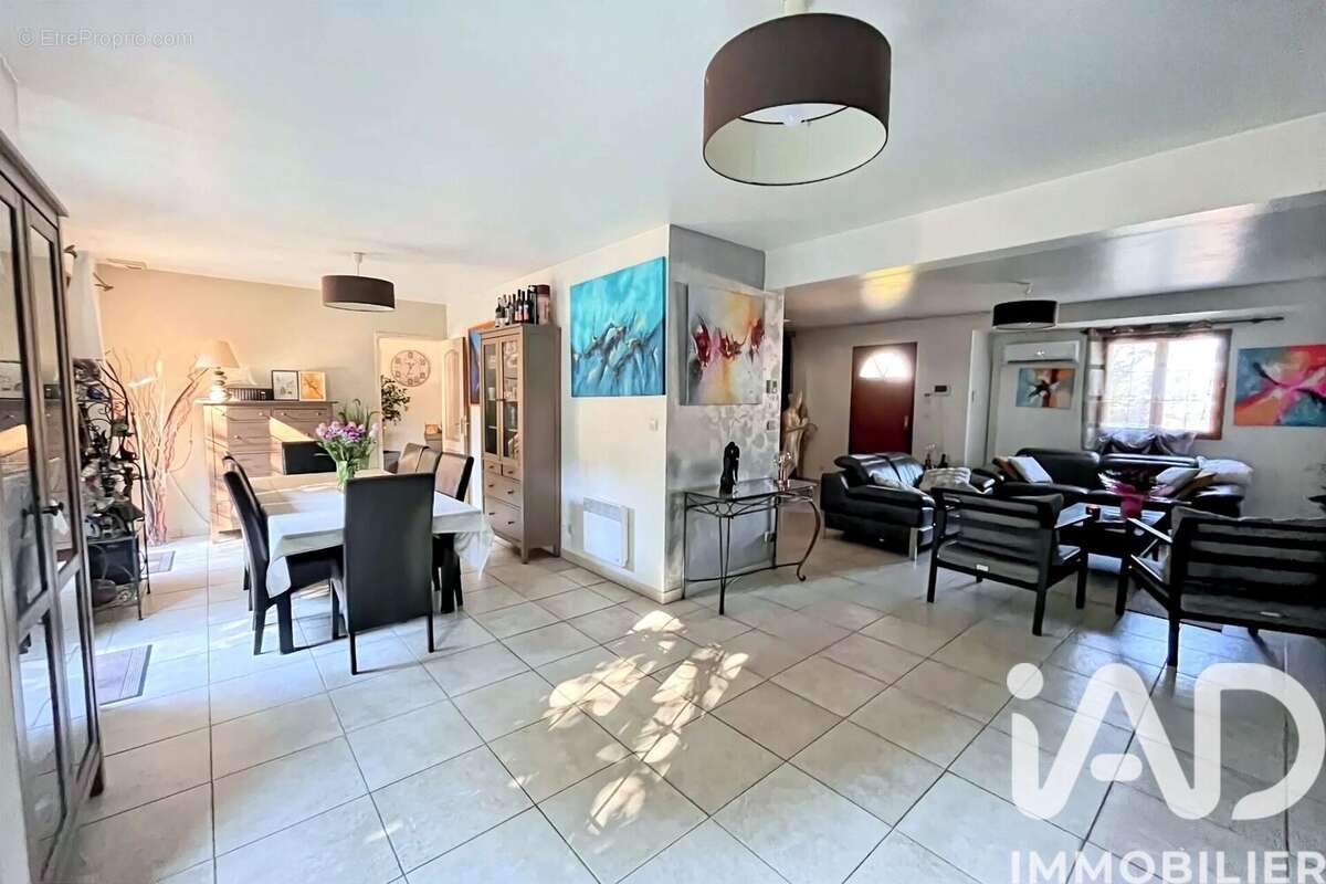 Maison 129 m² à Combs-La-Ville  - photo 4