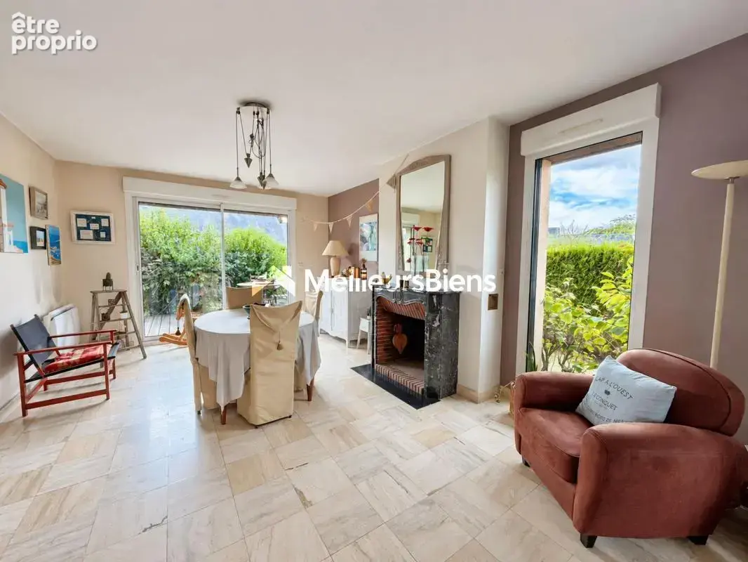 LAVAL – Pavillon de 141 m², 4 chambres, double garage et jardin sans vis-à-vis - photo 5