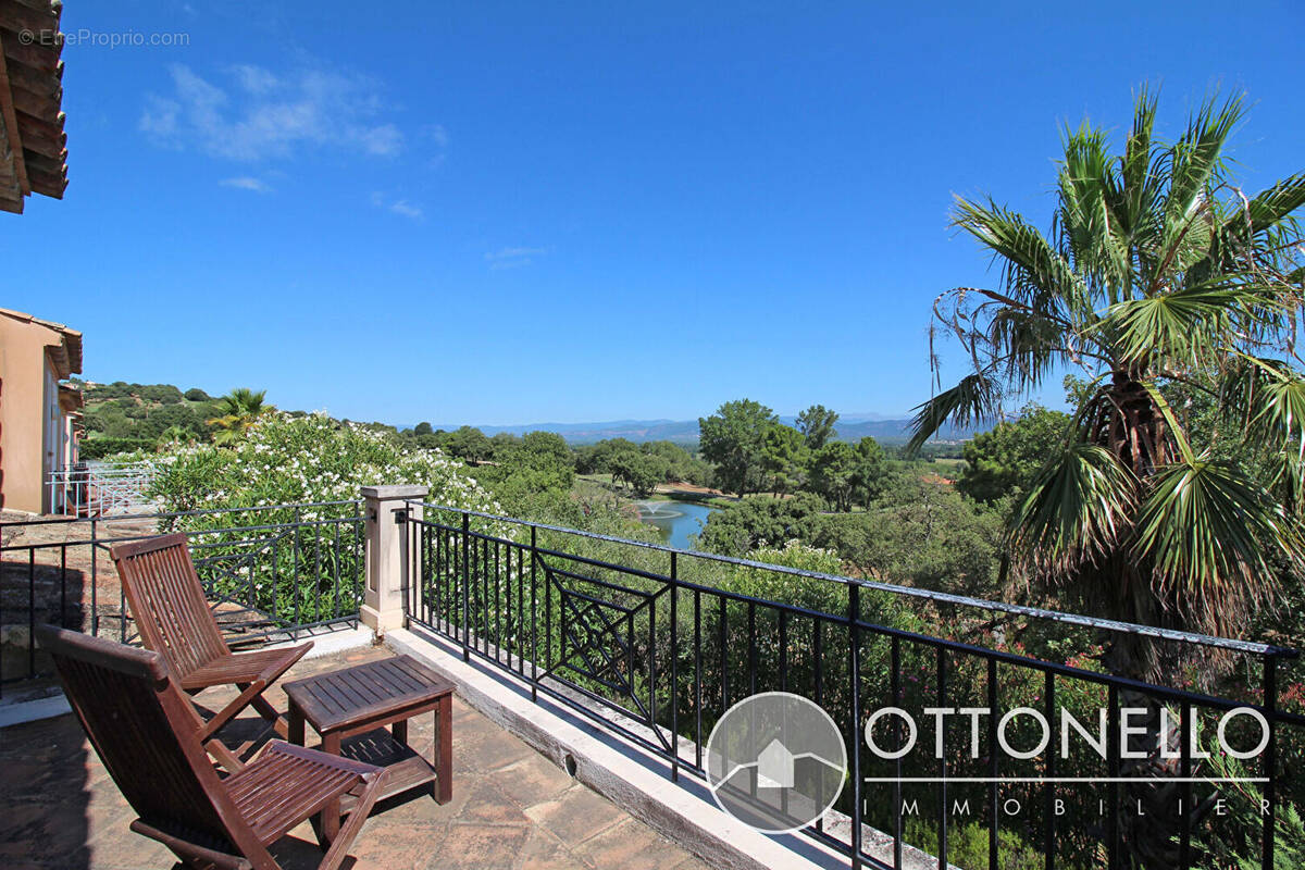 Maison à ROQUEBRUNE-SUR-ARGENS