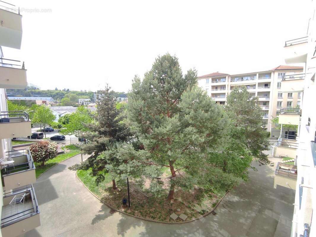   - Appartement à LYON-9E