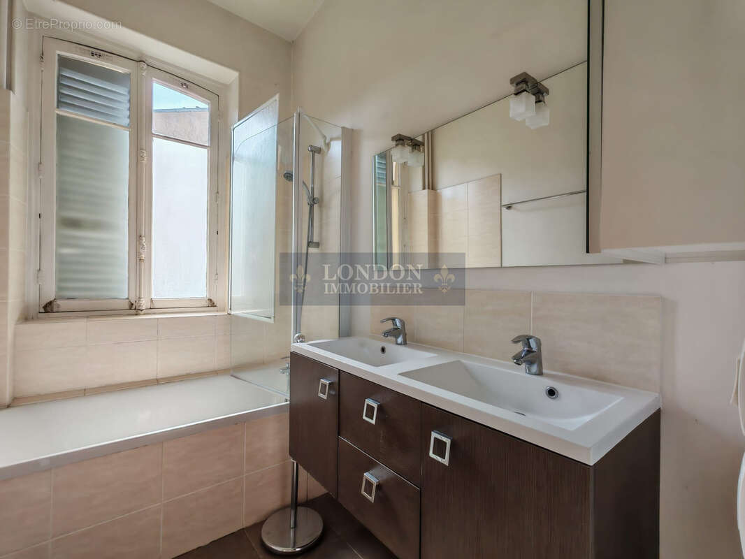 Au coeur du quartier Notre Dame appartement 3 pièces - photo 2