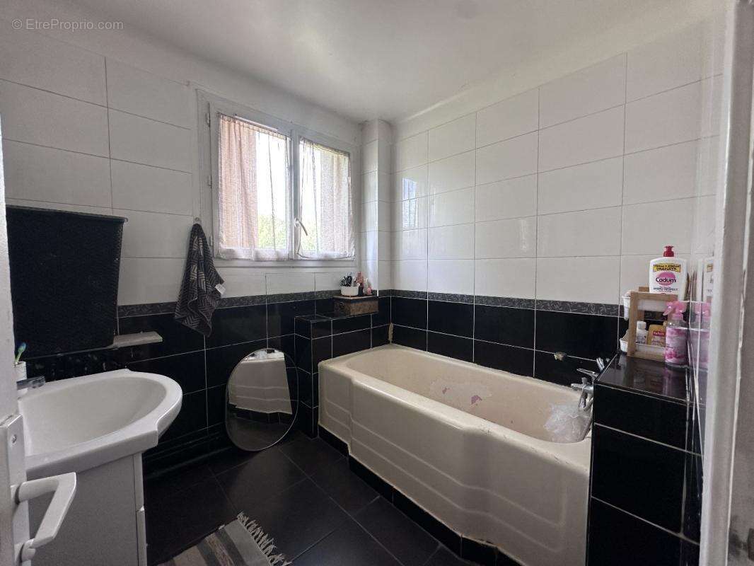 Appartement à VILLETANEUSE