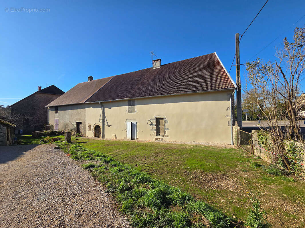Maison ancienne ferme à rénover 351m², Arlay - St Germain les Arlay 39210 - photo 5
