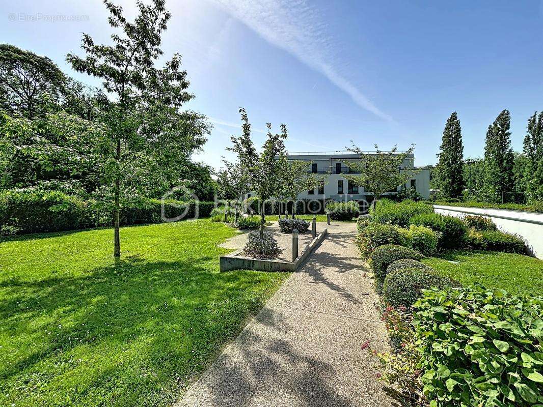Appartement à MARNES-LA-COQUETTE