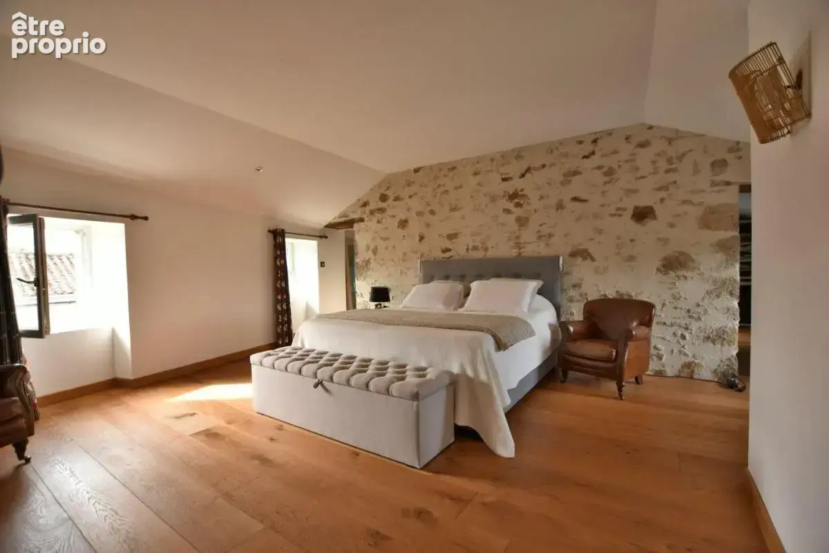 Maison 7 pièces 208 m² à vendre à Mortagne-Sur-Sevre (85290) - photo 4
