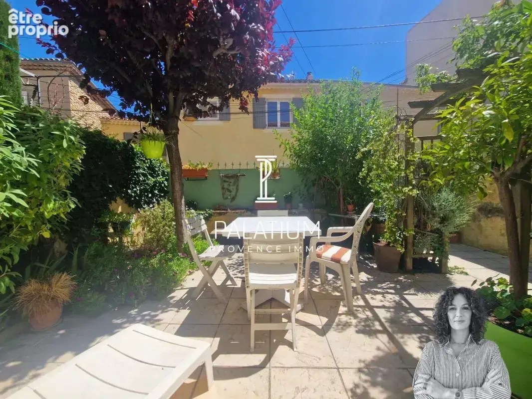 Maison de ville du XIXᵉ siècle avec extérieur intimiste – Centre-ville - photo 2
