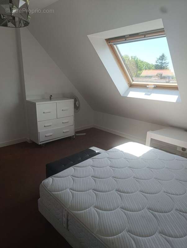 Chambre lumineuse avec fenêtre de toit et belle hauteur - Appartement à SAINT-NAZAIRE