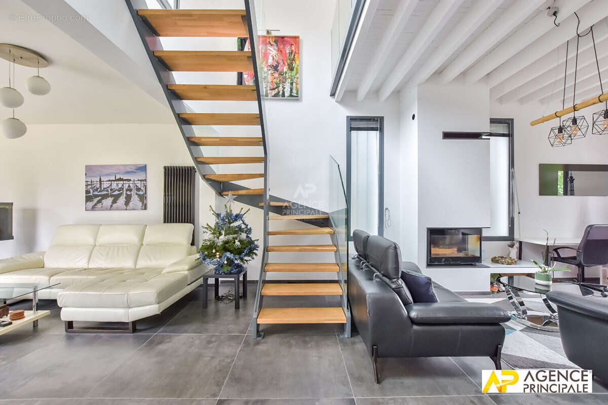 Maison à LE MESNIL-LE-ROI