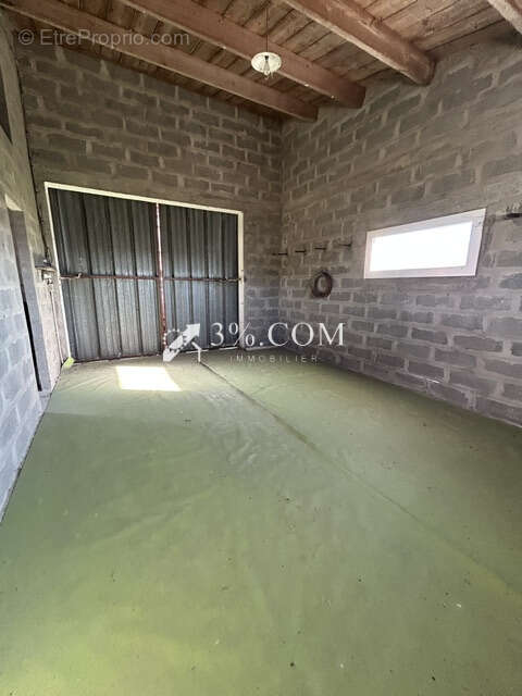 Maison de 117m2 avec deux garages et dépendances sur 960m2 d - photo 16