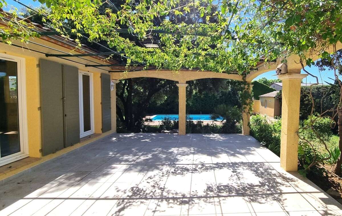 Villa de plain-pied de 156m² avec 6 pièces + une dépendance - Terrain arboré de 1400m² avec Piscine - (34160) - photo 9