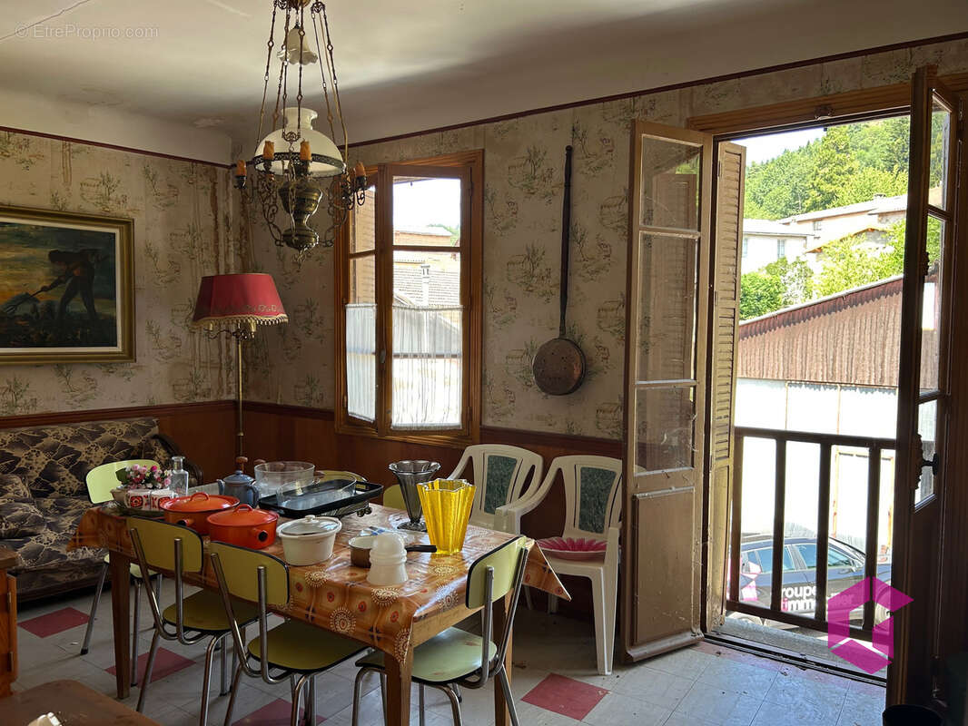 Deux maisons de bourg à rénover, garage, jardin attenant et non attenant . - photo 5