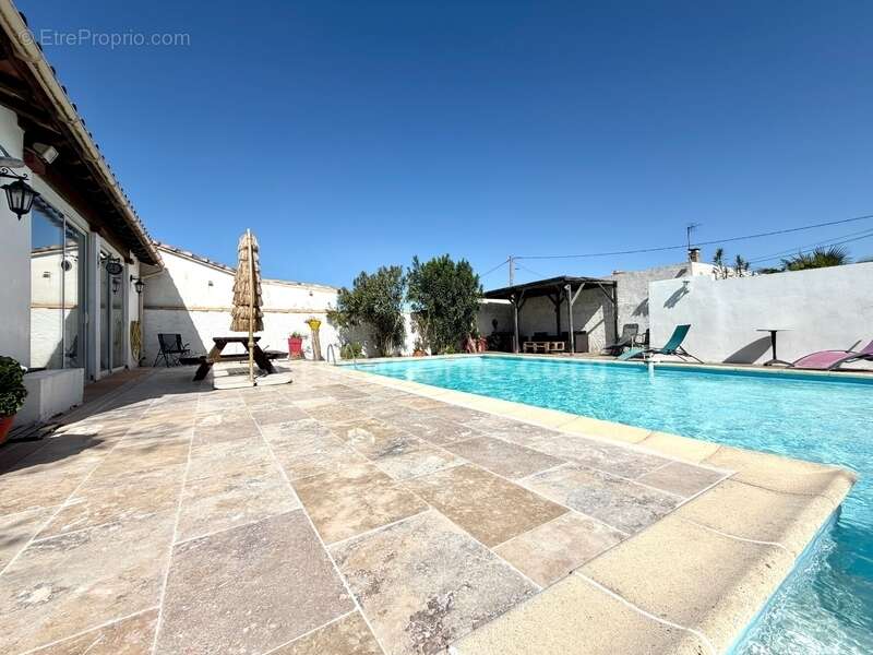 Propriété avec rendement locatif, piscine et garage - photo 2