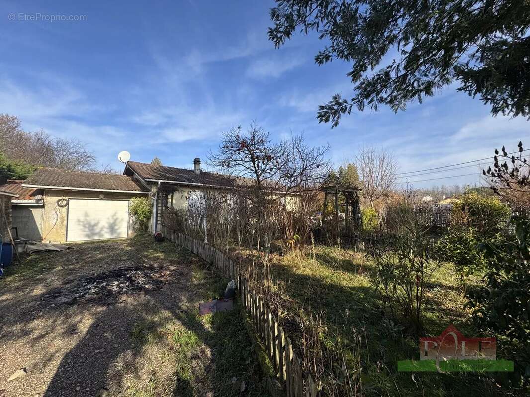 MONSTEROUX-MILIEU, Villa de plain pied T5 de 140m² avec un terrain de 1004m². - photo 3