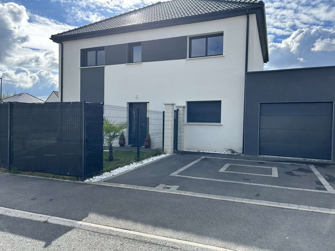 Maison à OSTRICOURT