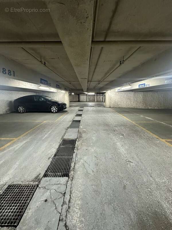 Parking à PARIS-9E