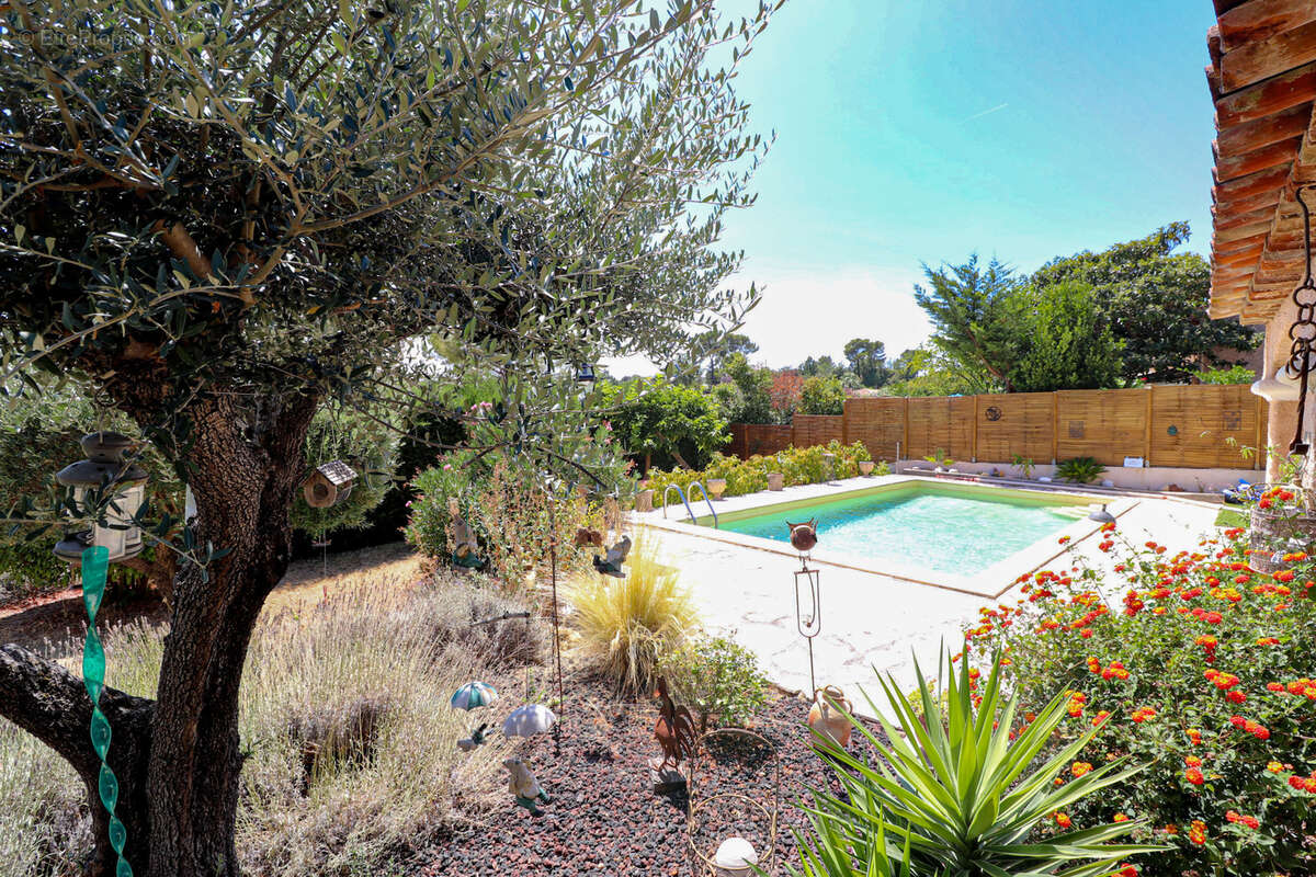 Flayosc exclusivite villa 136m2 3 chambres sur terrain 900m2 avec piscine - photo 11