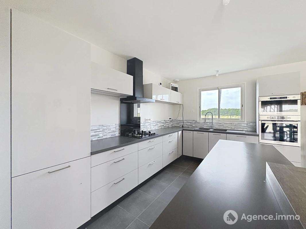 Maison récente de 5 pièces de 133 m² à Saint-Denis-de l'Hôtel - photo 6