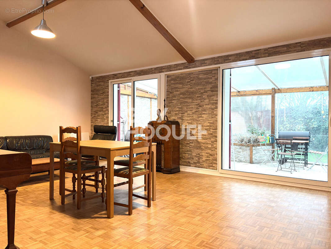 Maison à SAINT-PIERRE-DU-PERRAY