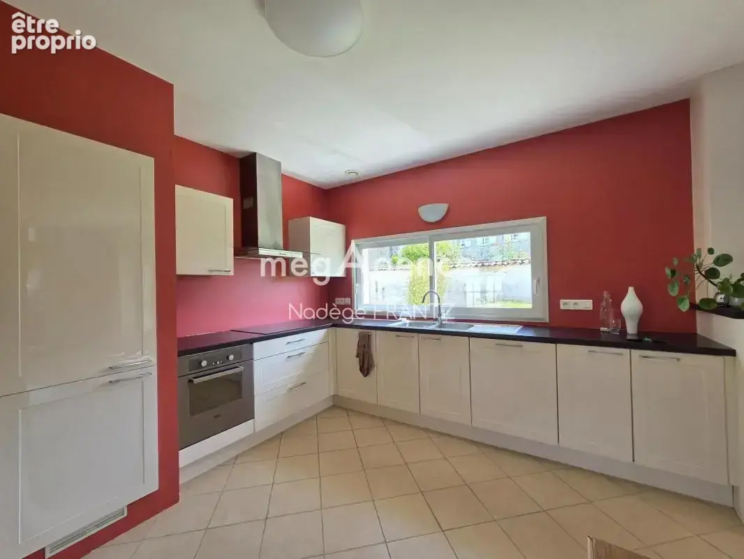 Maison de plain-pied rénovée à Aumagne – 2 chambres, jardin et dépendance - photo 5