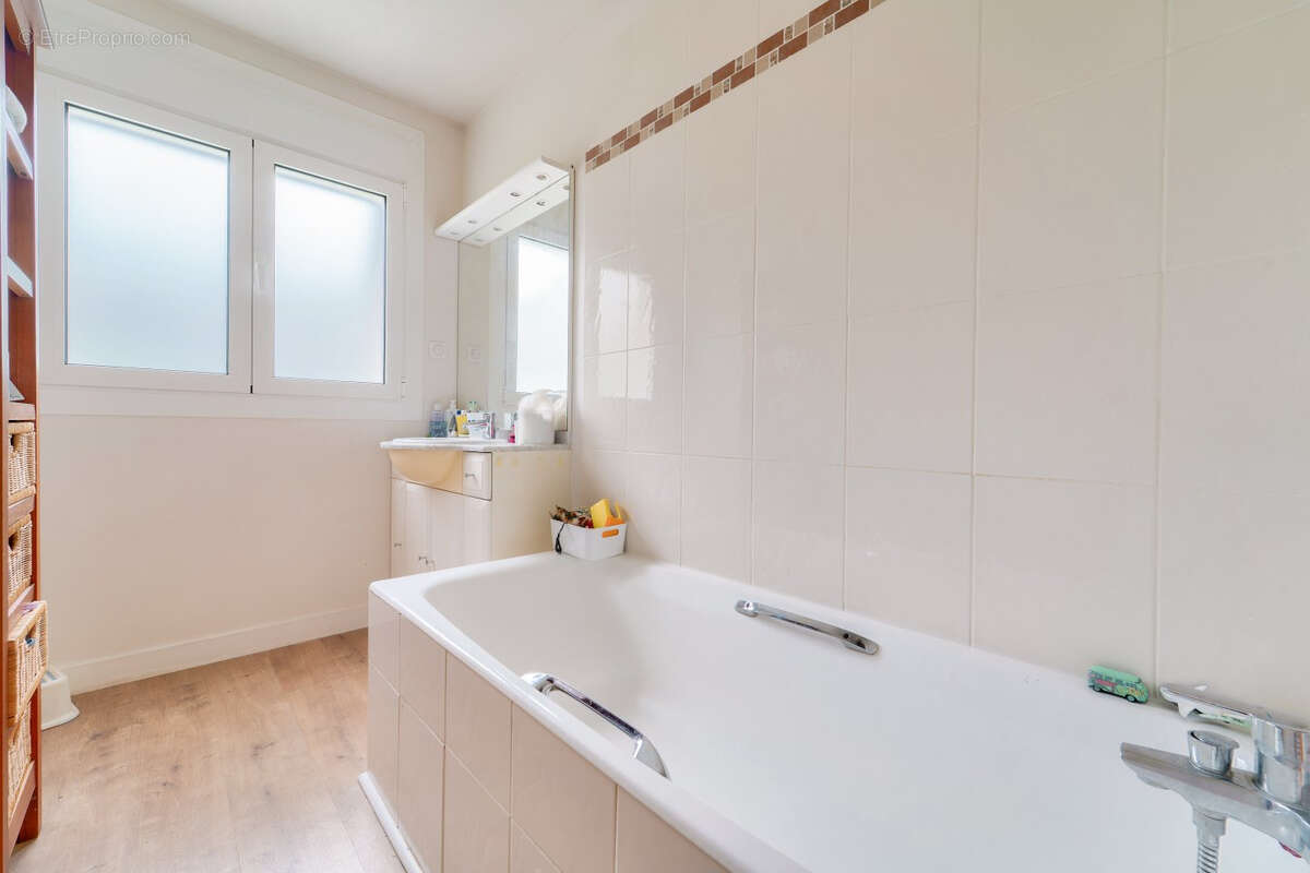Belle Maison familiale de 265 m² rénovée sur un terrain arboré de 1 229m² ? Les Loges-en-Josas (quartier La Garenne) - photo 13