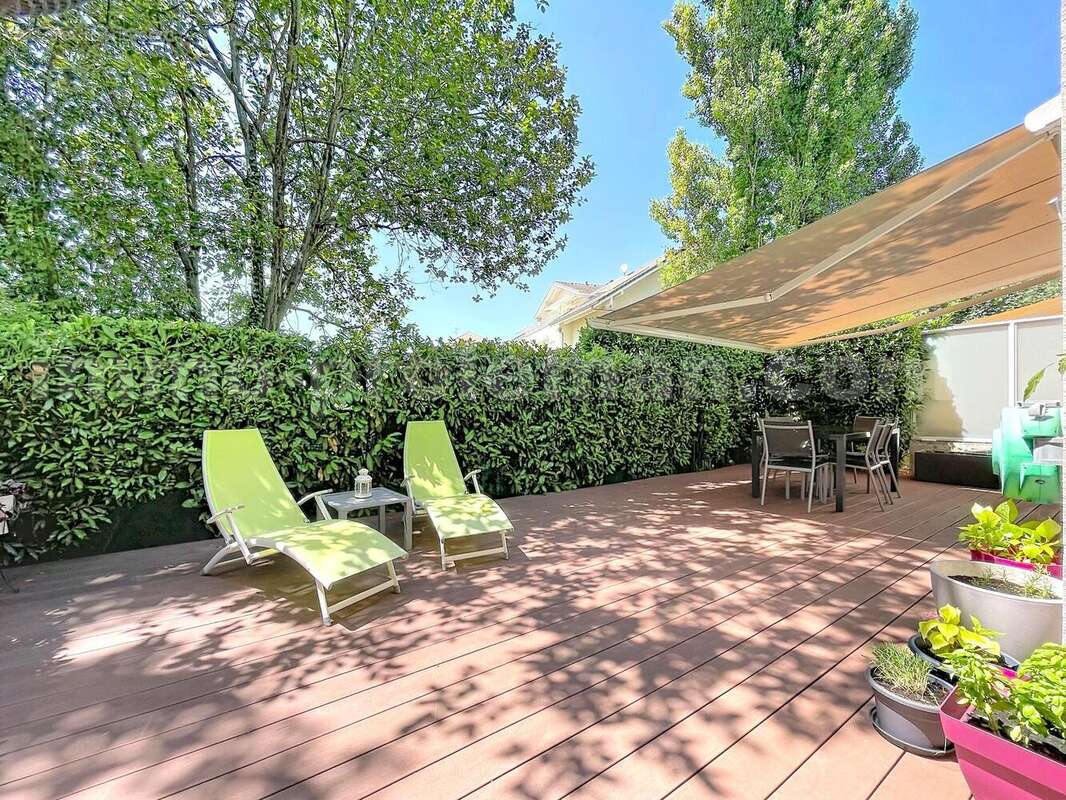 Maison_Annemasse_grand_espace_proche_ecole_genève_frontière_suisse_ceva_bus_commerces_lumineux_calme_sejour_salle_a_manger_dégagement_cuisine_terrasse_extérieur_ - Maison à AMBILLY