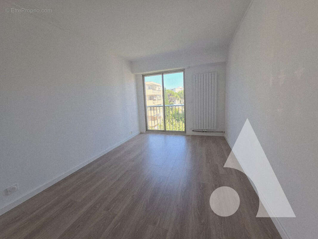 St Raphaël  4 p - 104,65 m²  carrez-  Beaux volumes, lumineux et idéalement situé - photo 12