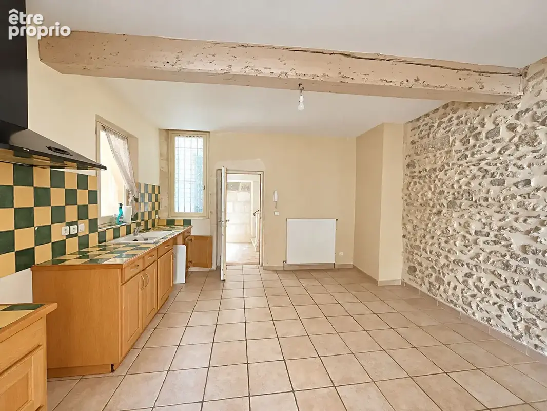 Arles centre-ville - Appartement T3 de 74 m² avec pierres et poutres apparentes, cave - photo 5