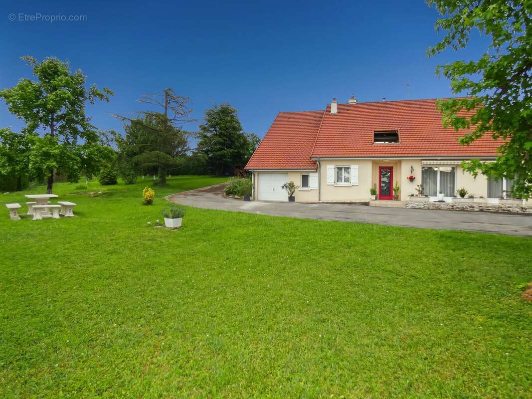 Maison 170 m² à Lons-Le-Saunier  - photo 6