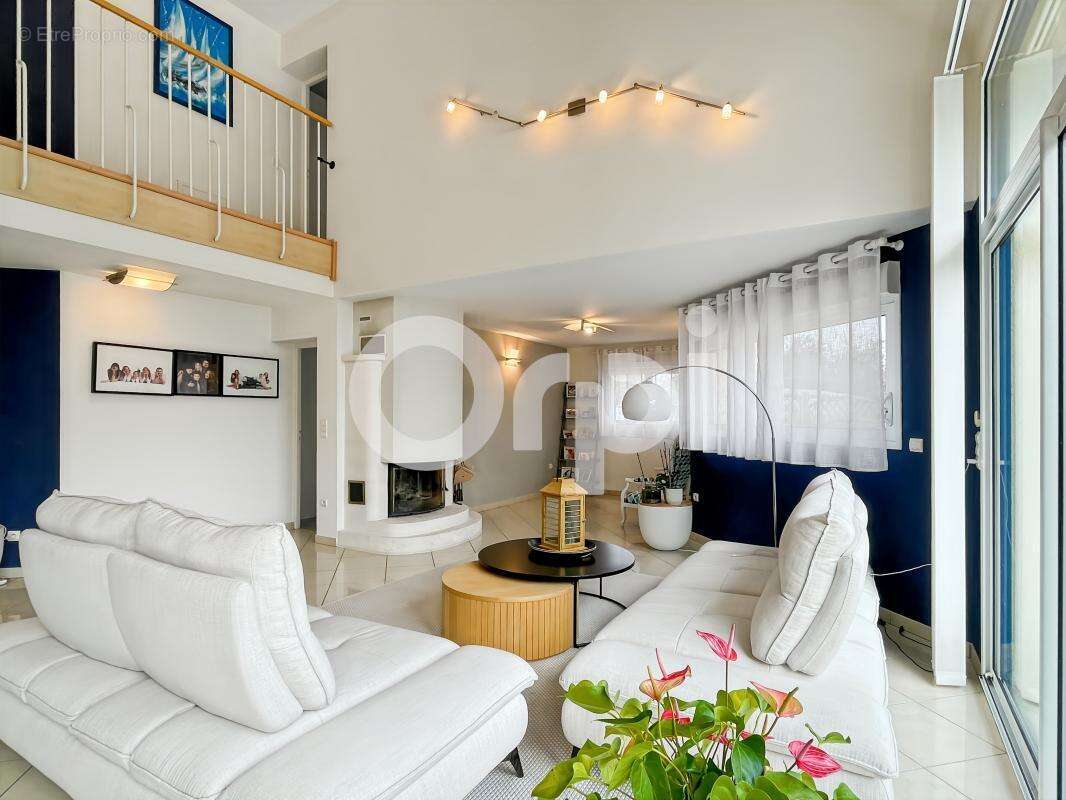 Maison à SAINT-SEBASTIEN-DE-MORSENT